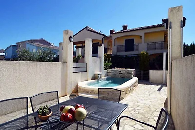 Ferienhaus mit Pool und Klimaanlage