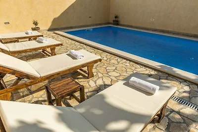 Villa mit eigenem Pool und Garten