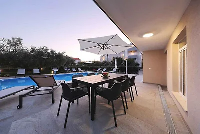 Ferienhaus mit Pool und Grill