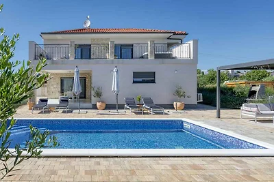 Villa mit Pool und Whirlpool