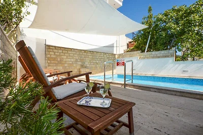 Ferienwohnung mit Pool und Meerblick
