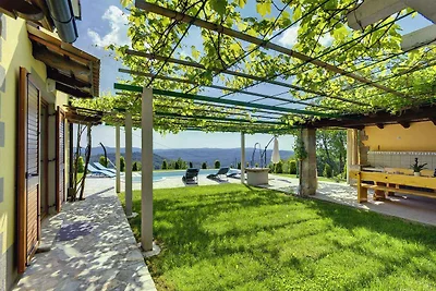 Villa mit Pool und Panoramablick