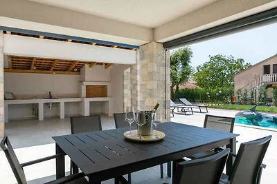 Villa mit Salzwasserpool und Klimaanlage