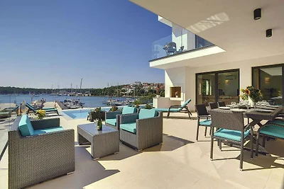 Villa mit Pool und Meerblick