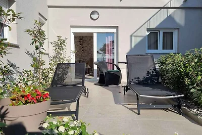 Ferienwohnung mit Swimmingpool und Meerblick