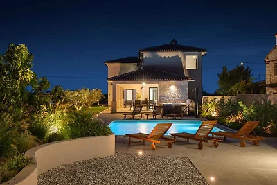 Villa mit Aussenpool und Whirlpool,