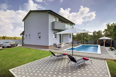 Villa mit Pool und Klimaanlage