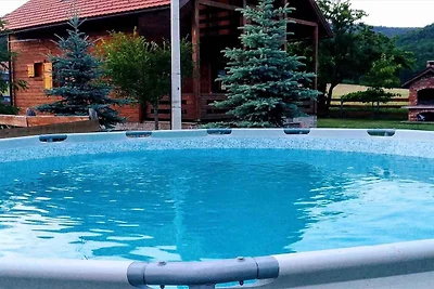 Ferienhaus mit Aussenpool und Garten
