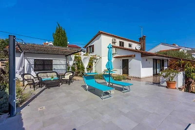 Ferienhaus mit Pool und Grill