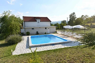 Villa mit Pool und Grillterrasse