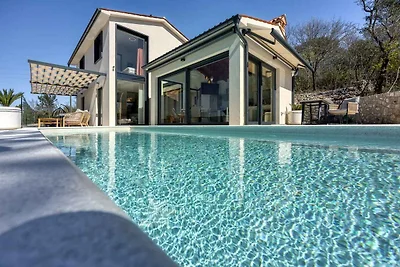 Villa mit beheiztem Pool und Jacuzzi