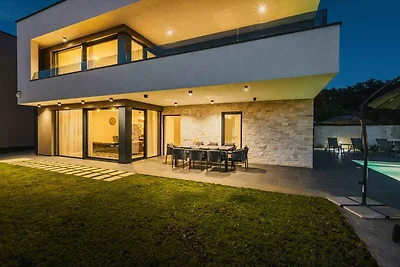 Villa mit Klimaanlage und Aussenpool