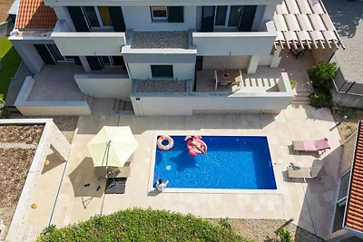 Ferienhaus mit Aussenpool und Terrasse