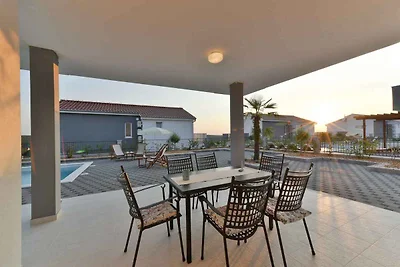 Villa mit Pool und WLAN