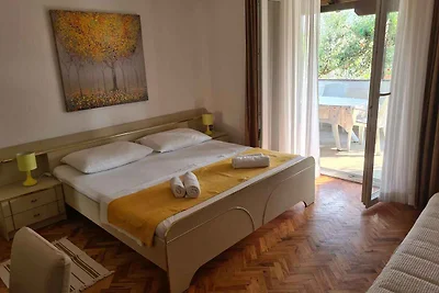 Ferienwohnung mit Blumen und Terrasse