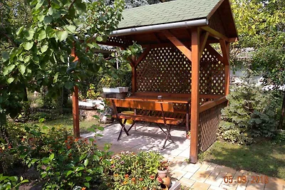 Ferienwohnung mit Gartenpavillon in der Mitte