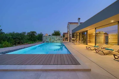 Villa mit Pool und Klimaanlage