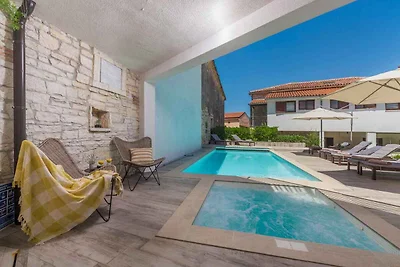 Villa mit Pool für bis zu 10 Personen in Rovi