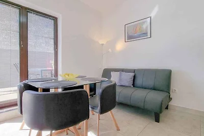 Ferienwohnung mit Terrasse mit Tisch und Stüh