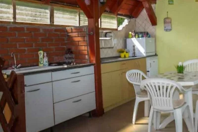 Ferienhaus mit Gartendusche und Gartenpavilon