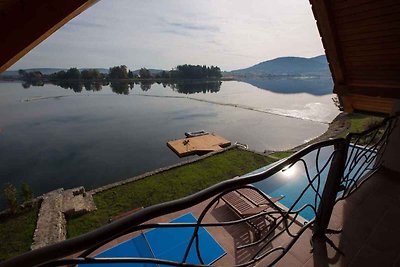 Ferienhaus mit Pool am See gelegen