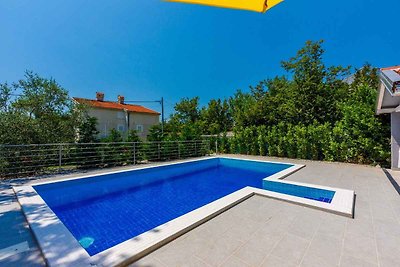 Ferienhaus mit Aussenpool und 4 Schlafzimmern