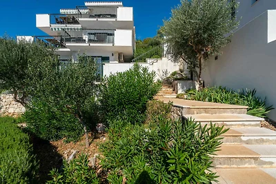 Villa mit Pool und Meerblick