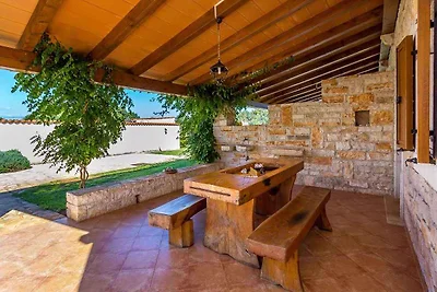 Villa mit Terrasse, Pool und Klimaanlage