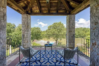Villa mit Pool und Garten