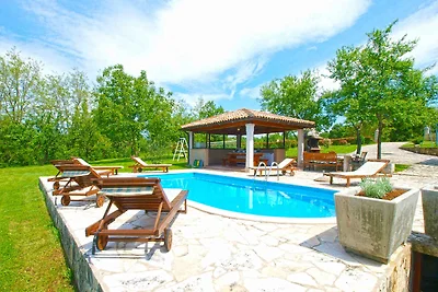 Villa mit Swimmingpool, Spielplatz und