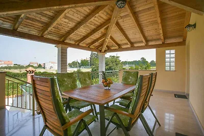 Villa mit Pool und Parkplatz