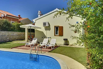 Villa mit Pool in Strandnähe