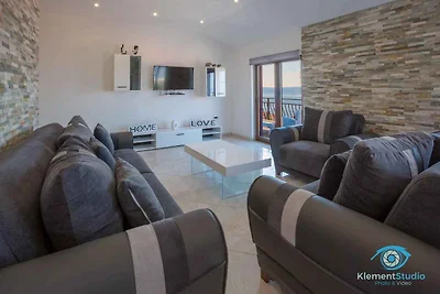 Ferienwohnung mit Poolnutzung und modern