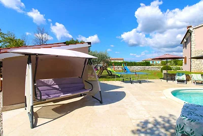 Villa mit Swimmingpool, Kinderspielplatz und