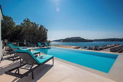Villa mit Pool und Meerblick