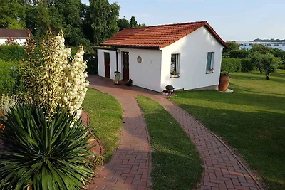 Ferienhaus mit Terrasse direkt am Wasser