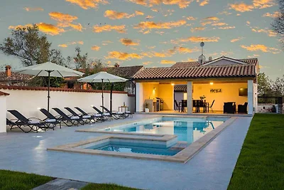 Villa mit beheizbarem Pool & Whirlpool
