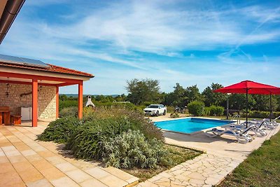 Ferienhaus mit Pool, Spielplatz und Terrasse