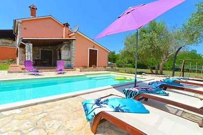 Ferienhaus mit Pool und Klimaanlage