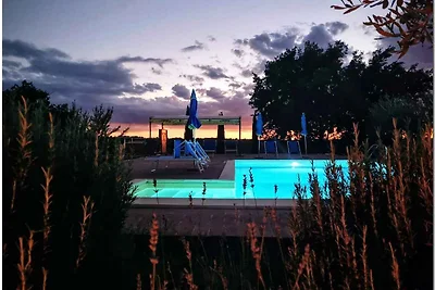 Villa mit Swimmingpool, WLAN und Klimaanlage 