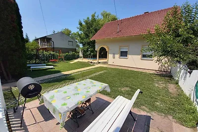Ferienhaus mit Pool und Gartendusche