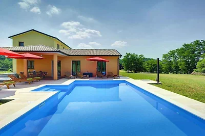 Villa mit Pool und WLAN