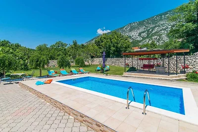 Villa mit Pool und Garten