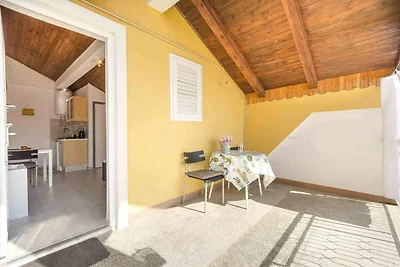 Studio mit Balkon und Klimaanlage