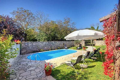 Villa mit Swimmingpool und Kinderspielplatz
