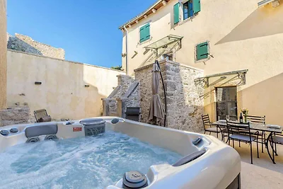 Renoviertes Steinhaus mit Whirlpool in