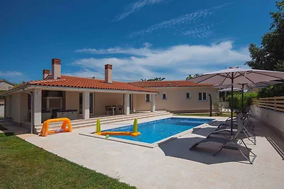 Villa mit Swimmingpool und grosser Terrasse