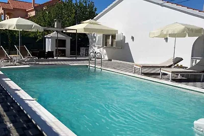 Ferienhaus mit Blick auf den Hof und den Pool