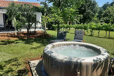 Ferienhaus mit Whirlpool und eingezäuntem