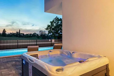 Villa mit Aussenpool und Whirlpool